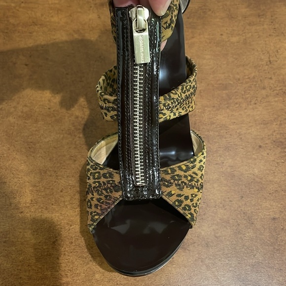 Michael Kors Cheetah Berkley T-Strap Heels Size 7.5 - Picture 10 of 16